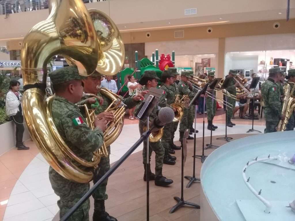 Sorprenden bandas de música de la Sedena en Mérida y Acapulco