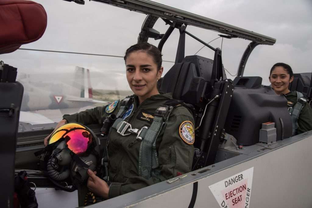 Dos mujeres vuelan alto en un Texan 6-C de la Fuerza Aérea Mexicana