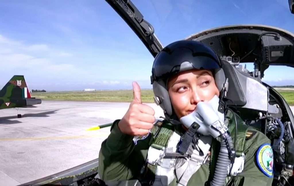 Dos mujeres vuelan alto en un Texan 6-C de la Fuerza Aérea Mexicana