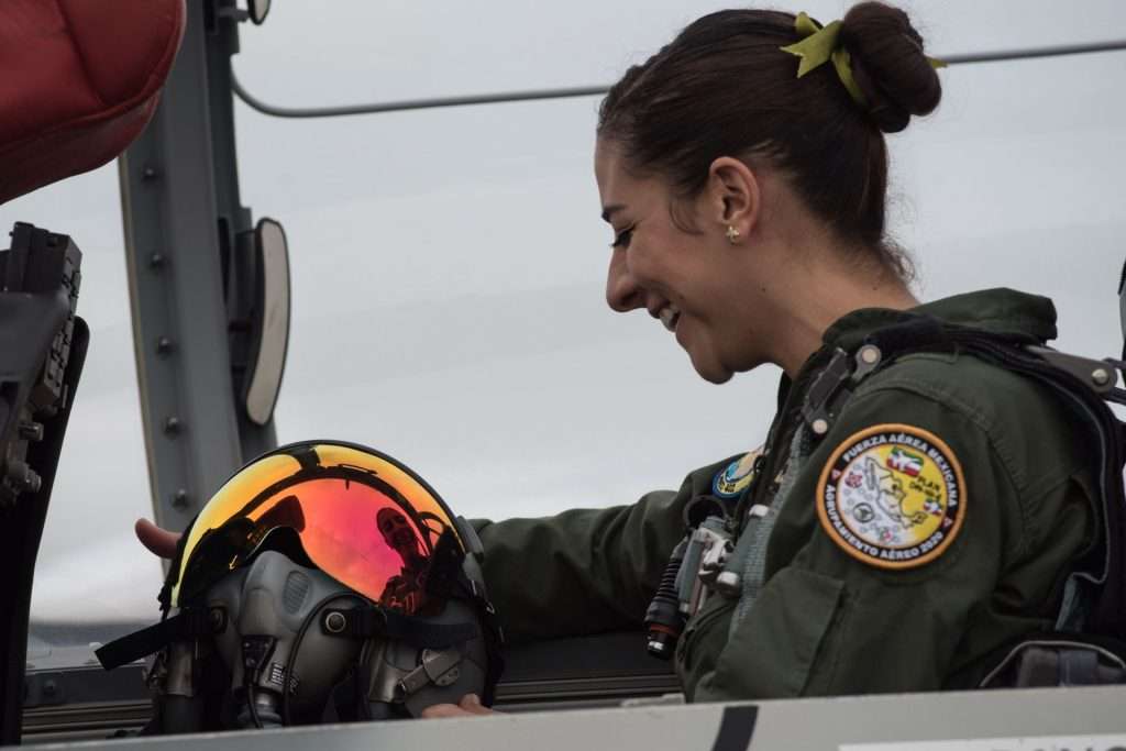 Dos mujeres vuelan alto en un Texan 6-C de la Fuerza Aérea Mexicana