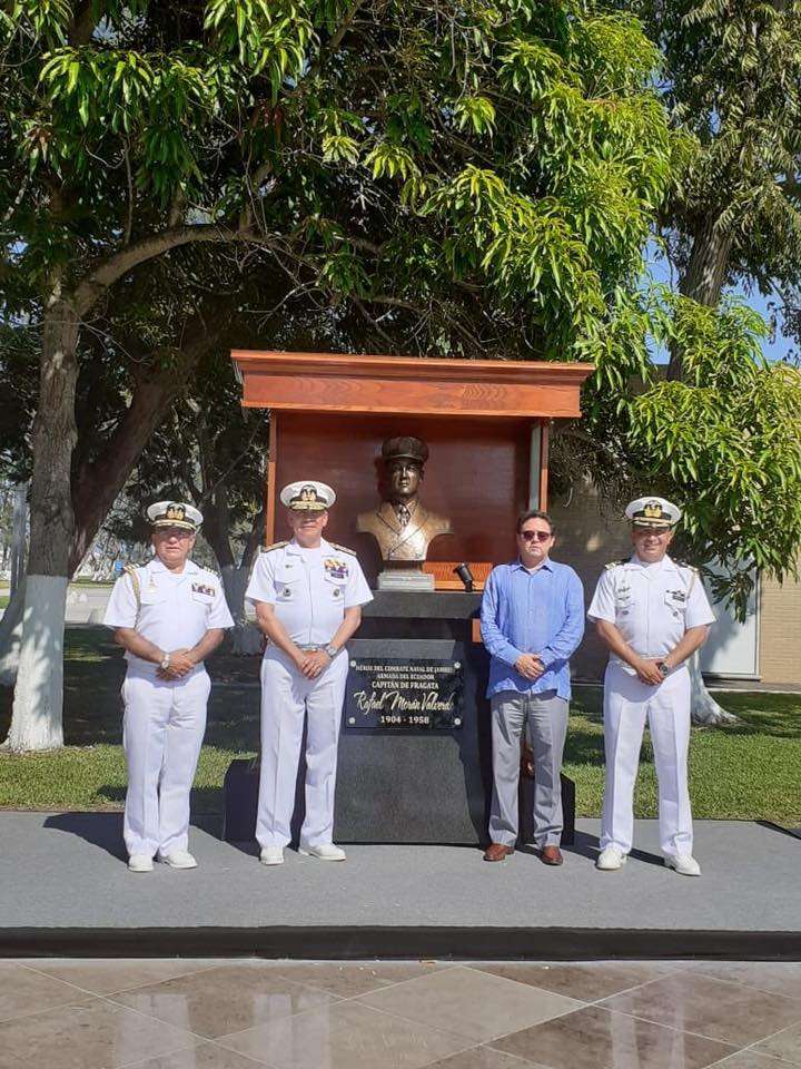 Develan busto del máximo héroe naval ecuatoriano en la Heroica Escuela Naval Militar