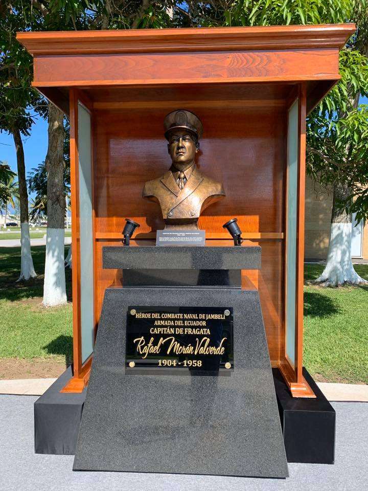 Develan busto del máximo héroe naval ecuatoriano en la Heroica Escuela Naval Militar