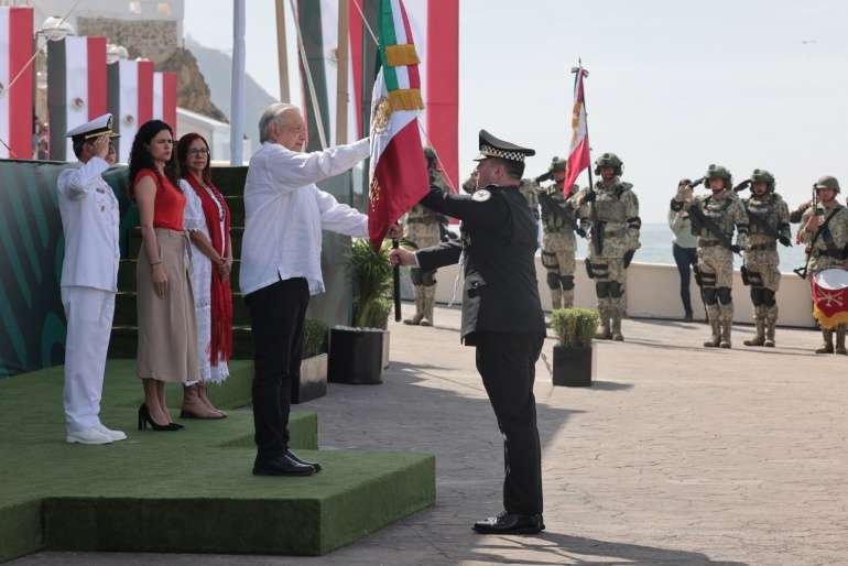 AMLO encabeza ceremonia por el Día de la Bandera