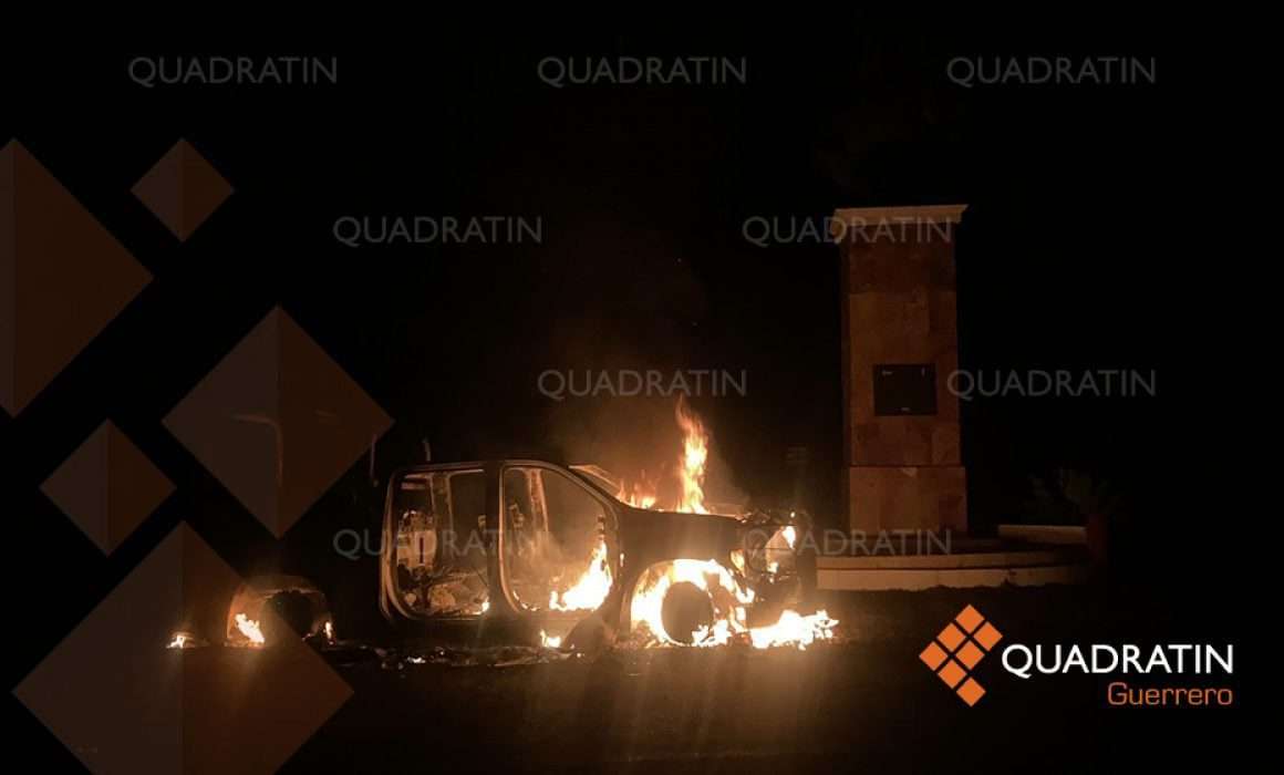 Normalistas de Ayotzinapa incendiaron dos camionetas de la Guardia Nacional