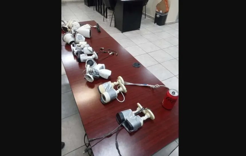 La policía de Sonora reportó el decomiso de 11 cámaras de seguridad clandestinas colocadas en varios puntos de Cajeme