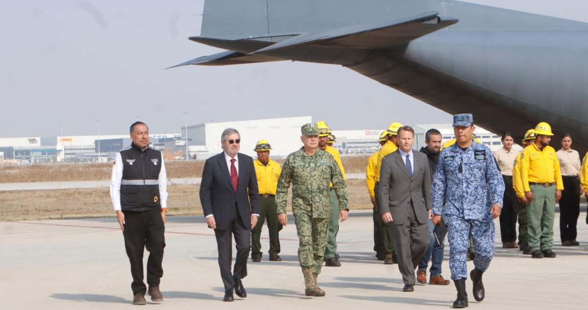Titular de la Defensa recibe a brigadistas mexicanos que ayudaron a combatir los incendios en California