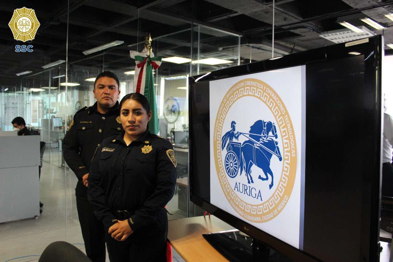 La Unidad de Policía Cibernética, de la Secretaría de Seguridad Ciudadana (SSC) de la Ciudad de México, alerta a la población acerca de la detección en la red de una nueva forma de fraude identificada como “La Valija del Tesoro”. Mediante este método, los cibercriminales hacen creer a los usuarios de la red que son un familiar que viajará a México y les piden ayuda para recibir sus maletas. Los cibercriminales le hacen creer a sus víctimas que son un familiar del extranjero y una vez que hacen contacto solicitan datos personales como domicilio para supuestamente mandarles regalos y dinero. Los cibercriminales utilizan aplicaciones de mensajería instantánea y redes sociales, en las que utilizan perfiles falsos con información y fotografías de los familiares de los afectados, de esta forma comienzan a interactuar con ellas. Además, informan a sus víctimas que se encuentran en planes para regresar a su país, pero que primero harán el envío de sus maletas, además de regalos generosos para las personas que las apoyen recibiendo sus pertenencias. Una vez que convencen a las personas de recibir el envío solicitan más datos y mencionan que un empleado de la aduana se comunicará con ellas para coordinar la entrega, enseguida reciben un mensaje de la supuesta agencia de paquetería donde les dicen que tendrán que realizar un pago de una tarifa de importación para proceder con la entrega y no perderla. Convencen a las personas en proporcionar información personal como credenciales de acceso a sus cuentas o realizar actos como pagar supuestas fianzas para liberar el paquete atorado en la aduana. Recomendaciones para evitar caer en estas estafas: • Contar con un antivirus actualizado para detectar cualquier anomalía. • No agregar a desconocidos en sus redes sociales. • Comprobar la veracidad de los perfiles que mandan solicitud de amistad. • Comprobar que el usuario con el que se está interactuando sea una persona o familiar conocido. • Desconfiar de correos y mensajes de remitentes desconocidos o sospechosos. • No compartir datos personales con desconocidos. • No ingresar a links que vengan incrustados en los mensajes. • No realizar depósitos bancarios o trasferencias electrónicas a personas desconocidas. • Desactivar la estafa rompiendo comunicación con las supuestas agencias de paquetería. INTERNO DEL CEVARESO SE TITULA COMO INGENIERO CIVIL POR LA UNAM Con el objetivo de impulsar la reinserción social, la Secretaría de Seguridad Ciudadana (SSC) de la Ciudad de México, a través de la Subsecretaría de Sistema Penitenciario, realizó una ceremonia donde Luis Daniel “N”, persona privada de su libertad del Centro Varonil de Reinserción Social Santa Martha (CEVARESO), recibió por parte de la Universidad Nacional Autónoma de México (UNAM), el título que otorga el grado de Ingeniería Civil. Con este, suman 13 títulos de personas privadas de la libertad que se titulan en centros penitenciarios de la Ciudad de México, gracias al convenio de colaboración con la Máxima Casa de Estudios. El Subsecretario de Sistema Penitenciario de la SSC, Enrique Serrano Flores, comentó que se han obtenido convenios con diversas universidades, entre las que se encuentran el Instituto Politécnico Nacional (IPN), la Universidad Autónoma de la Ciudad de México (UACM) e instituciones privadas, a fin de motivar a las personas privadas de la libertad a continuar sus estudios y los concluyan. En los 13 centros penitenciarios de la Ciudad de México, estudia el 42% de la población, desde los niveles de alfabetización hasta licenciatura y posgrados, así como otros cursos extraescolares. PARA FORTALECER EL VÍNCULO CON LA COMUNIDAD ESTUDIANTIL, PERSONAL DE LA SSC PARTICIPÓ EN UNA “FERIA DE SEGURIDAD” EN EL COLEGIO DE BACHILLERES NÚMERO 4 Dentro de las actividades de la “Feria de Seguridad”, realizada en las instalaciones del Colegio de Bachilleres número 4, efectivos de la Secretaría de Seguridad Ciudadana (SSC) de la Ciudad de México convivieron y compartieron experiencias con alrededor de mil 540 personas pertenecientes a la comunidad del plantel. Durante el desarrollo de este evento, tanto alumnos como profesores del plantel localizado en la alcaldía Coyoacán, recorrieron los módulos que los oficiales de la dependencia colocaron para brindar información acerca de las diferentes áreas con las que cuenta la institución.