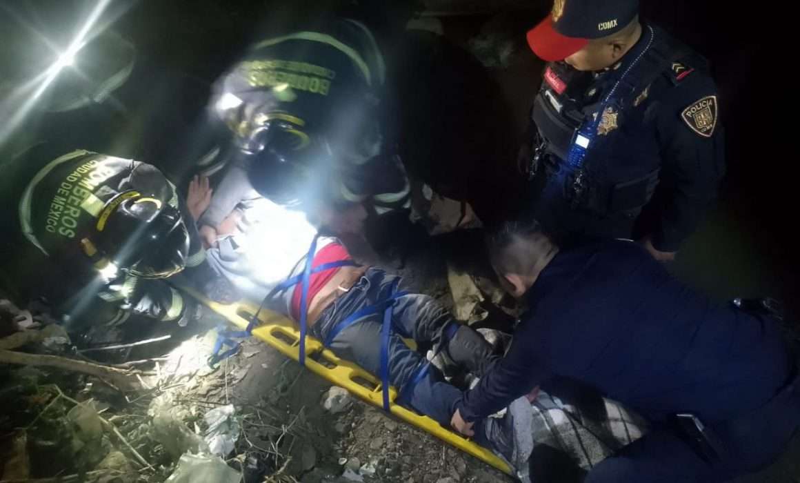 SSC rescata a persona que cayó en barranco en Álvaro Obregón