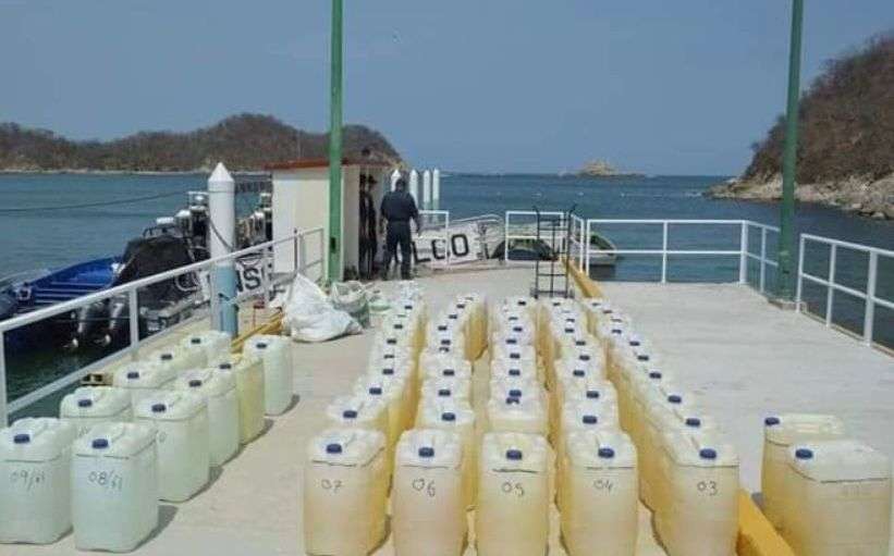 Aseguran aproximadamente más de 2 mil 400 litros de combustible en Huatulco