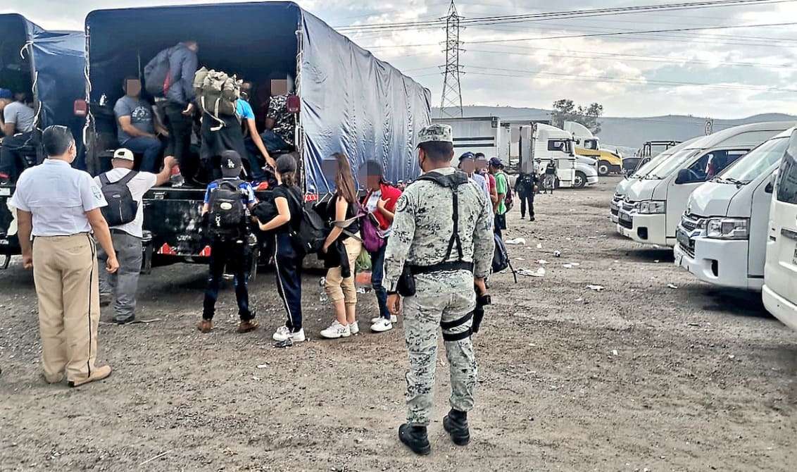 Interceptan a 330 migrantes en Orizaba; caen 19 traficantes mexicanos