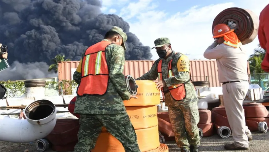 Ejército ayuda a Cuba para sofocar incendio de la Refinería “Supertanqueros”