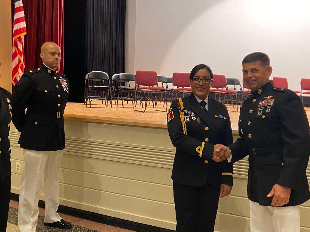 Mujer infante de la Semar se gradúa de la Marine Corps University
