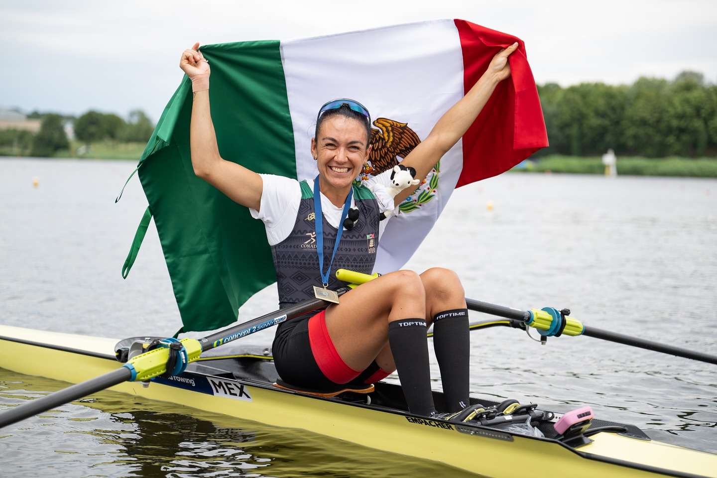 Teniente Kenia Lechuga gana oro histórico en Copa del Mundo de Remo en Italia