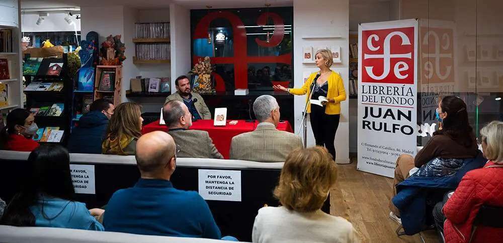 Presentan con mucho éxito el libro Ámbar, de la escritora Claudia Luna Palencia