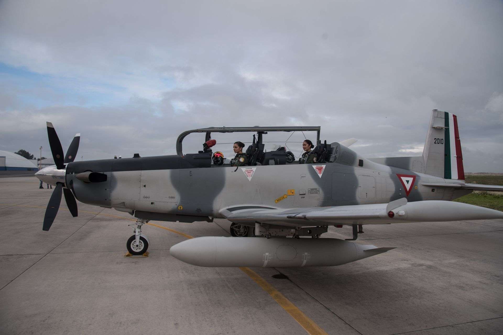 02-CM-14-Dos mujeres 9vuelan alto en un Texan 6-C de la Fuerza Aérea Mexicana (3)
