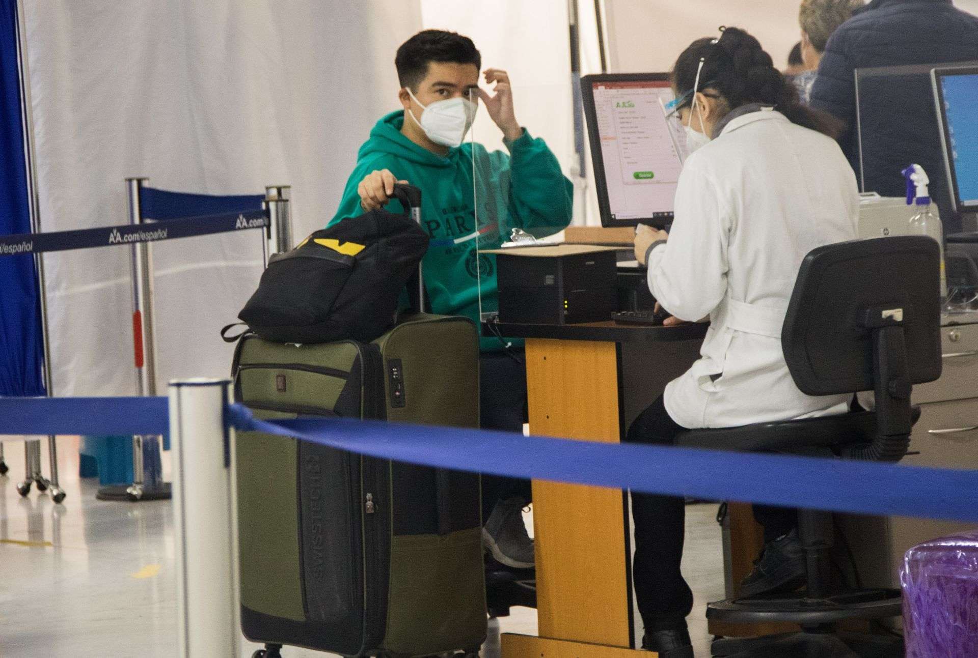 Por La Espiral: Pasaporte sanitarios como arma de seguridad