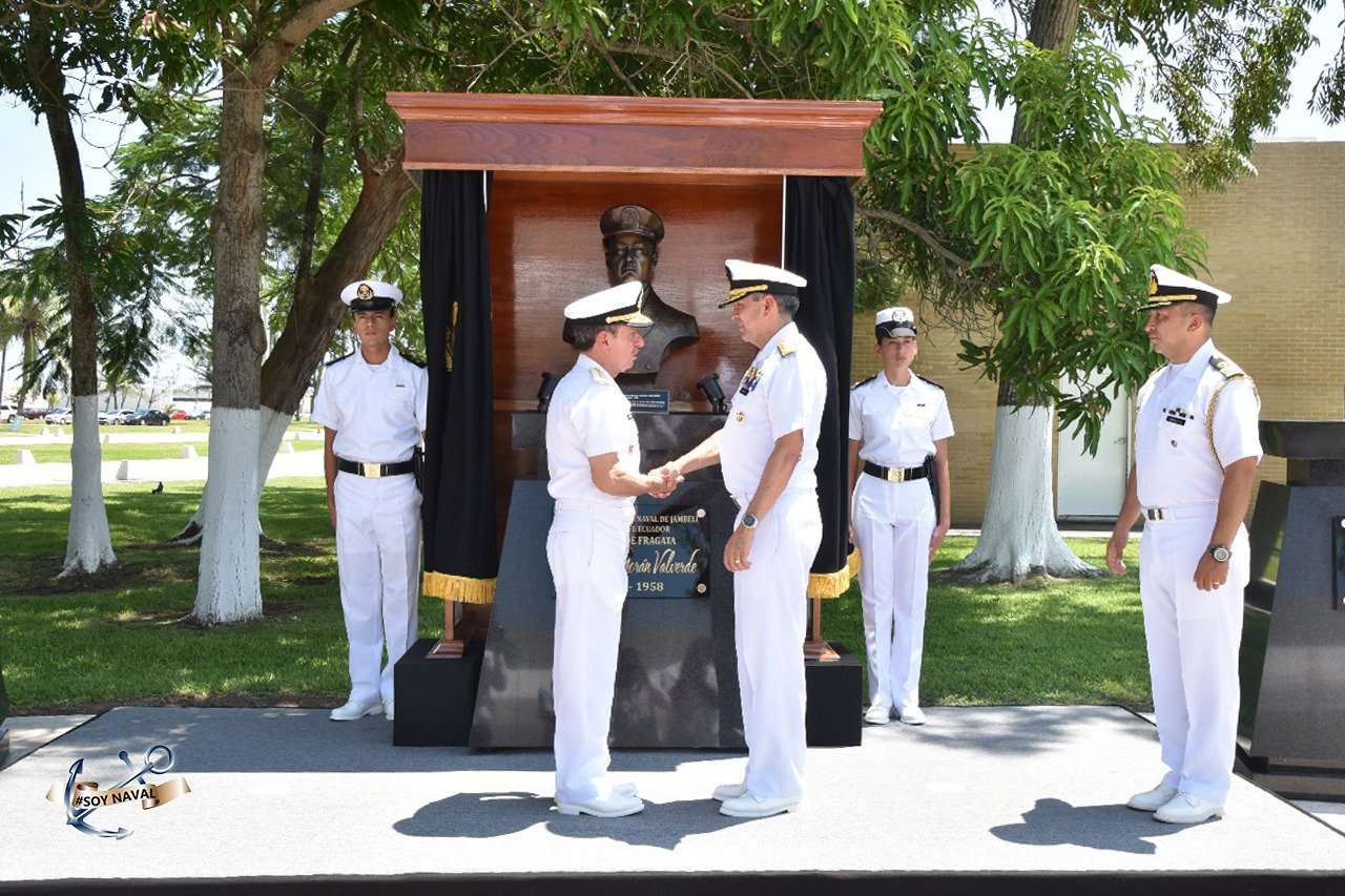 Develan busto del máximo héroe naval ecuatoriano en la Heroica Escuela Naval Militar